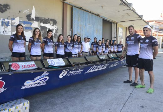 Presentación do equipo feminino de traíñas do Club de Remo Náutico de Riveira